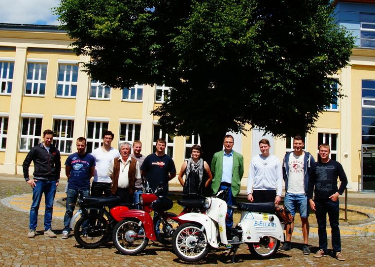 Teilnehmer des deutsch- polnischen Kooperationsprojektes International vor dem Maschinenbaugebäude auf dem Senftenberger Campus der BTU Cottbus–Senftenberg.  Foto: Timo Semisch