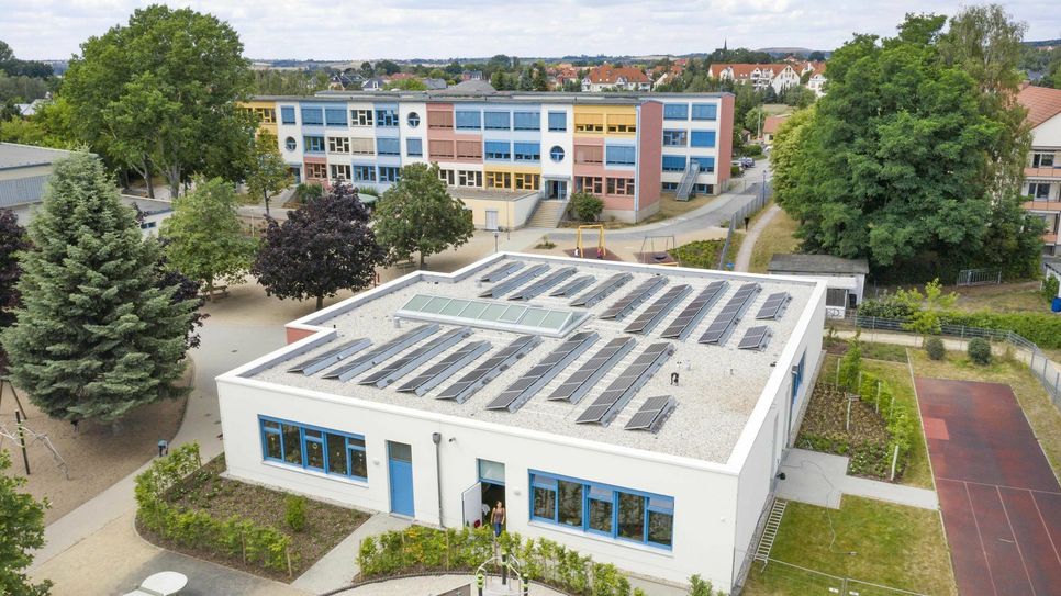 So sieht die neue Photovoltaikanlage der Weinböhlaer Grundschule aus der Vogelperspektive aus. Fotos: ENSO/Lutz Weidler