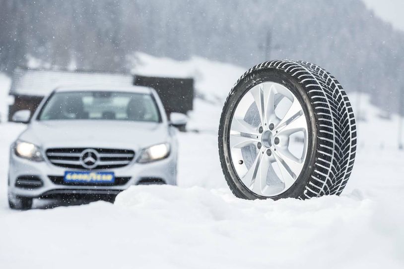 Im Winter kommt es nicht nur auf das passende Material, sondern auch auf die angemessene Fahrweise bei schneeglatter Fahrbahn an.  Foto: Goodyear