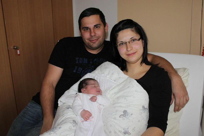 René und Anja Jeschke aus Königsbrück sind glücklich, ihre kleine Jolene in den Armen zu halten. (Malteser/Ines Eifler)