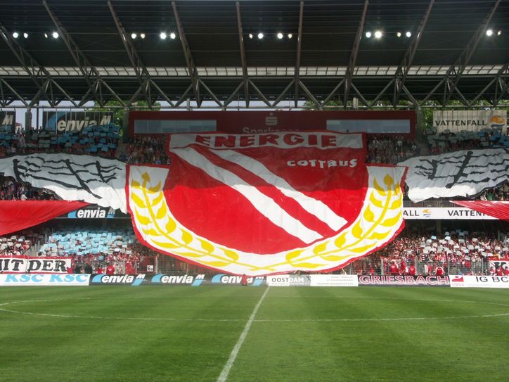 2006 feierte der FC Energie sein 40-jähriges Bestehen und den Aufstieg in die 1. Bundesliga. Die Fans würdigten dies mit einer Choreografie von der Osttribühne. Auch im 50. Jubiläumsjahr wird es eine Choreo geben - leider ist ein Aufstieg aktuell in weiter Ferne. Foto: Archiv / kay