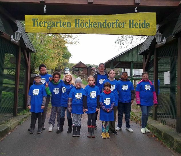Motiviert trotz schlechtem Wetter: Die fleißigen Helfer im Einsatz. Foto: »Regenbogen« Familienzentrum e.V.