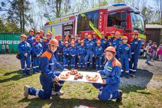 Eine Torte zum fünfjährigen Jubiläum: Benny Stempel (links) und Josephine Keubler von der Jugenfeuerwehr Dohma-Cotta-Goes.