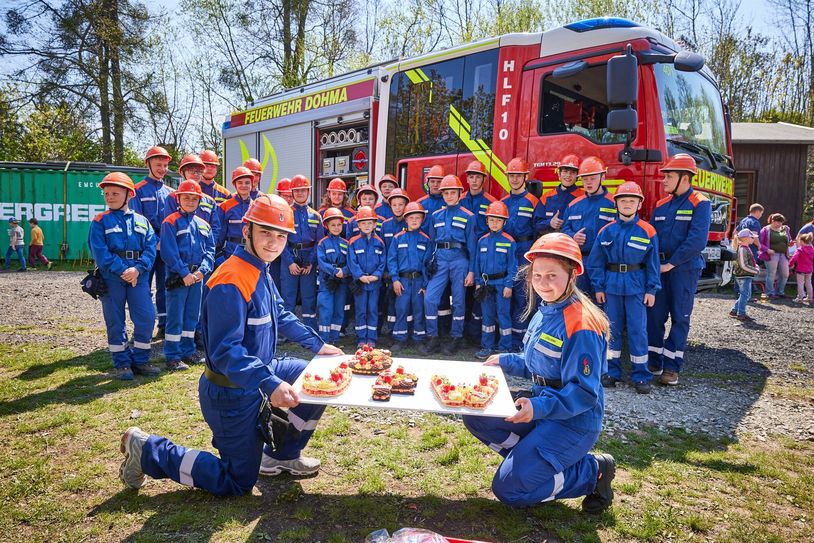 Eine Torte zum fünfjährigen Jubiläum: Benny Stempel (links) und Josephine Keubler von der Jugenfeuerwehr Dohma-Cotta-Goes.