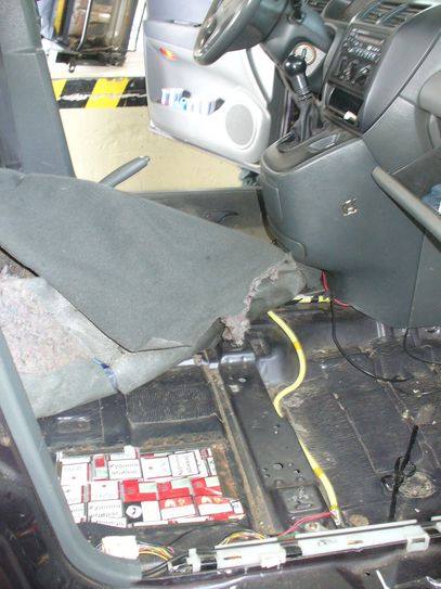 Der Raum unter den Sitzen und  an der hinteren Stoßstange war so präpariert, dass dort Zigarettenpackungen versteckt wurden.  Fotos: Zoll