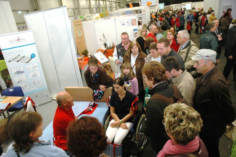 Auf großes Interesse stießen die Vorführungen von Pflege-Ausstattung bei der Pflegemesse in Löbau. Zum Schauen, Ausprobieren und Erfahrungen Austauschen wird nun auch die Pflegemesse Dresden einladen. Foto: Archiv/has
