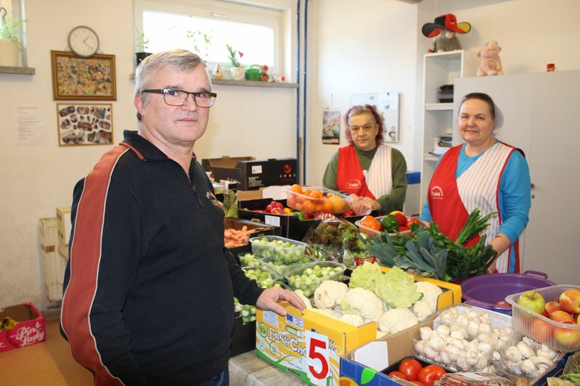 Der Leiter der Bischofswerdaer Tafel Ferenc Radocha, hier im Bild mit seinen Mitarbeiterinnen Monika Schmidt (Mitte) und Minna Dering, sieht in Deutschland keine Notwendigkeit für ein Gesetzt, wie es in Tschechien seit 2018 gilt. Foto: Keil