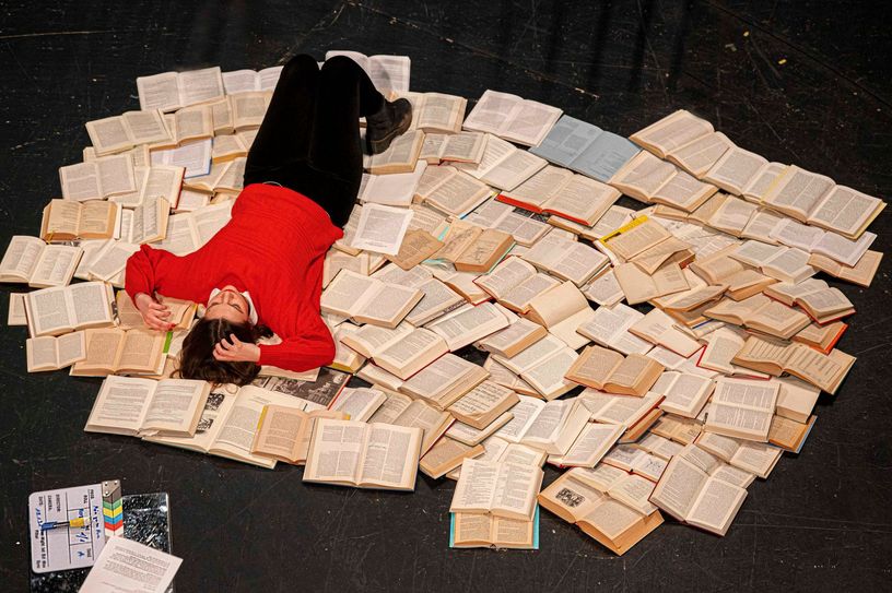 Schauspielerin Barbara Dussler beim Dreh für den Videostream „Herzzeit“. Foto: Staatstheater Cottbus/Marlies Kross