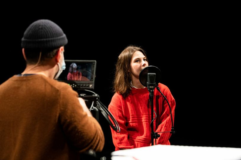 Patric Seibert filmt Schauspielerin Barbara Dussler, die in beiden Beiträgen zum Holocaust-Gedenken mitwirkt. Foto: Staatstheater Cottbus/Marlies Kross