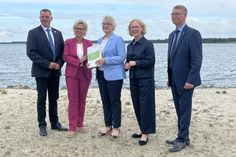 Genehmigt! Für rund 6,5 Millionen Euro soll bis 2027 ein Hafen entstehen. Regina Kraushaar, Präsidentin der Landesdirektion Sachsen (2.v.r.), übergab am Montag den entsprechenden Bescheid. Gebaut wird übrigens mit dem Geld aus dem Verwaltungsabkommen zur Braunkohlesanierung.