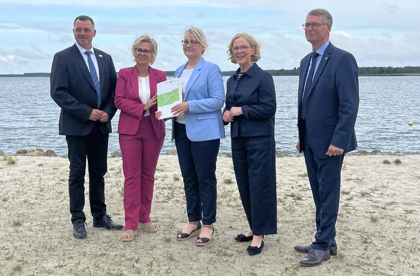 Genehmigt! Für rund 6,5 Millionen Euro soll bis 2027 ein Hafen entstehen. Regina Kraushaar, Präsidentin der Landesdirektion Sachsen (2.v.r.), übergab am Montag den entsprechenden Bescheid. Gebaut wird übrigens mit dem Geld aus dem Verwaltungsabkommen zur Braunkohlesanierung.
