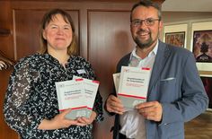 Sandra Krautz und Ulf Paulusch sowie ihre Kollegen vom Wirtschaftsförder-Team der ASG Spremberg engagieren sich für eine gute Auftragslage »ihrer« regionalen Unternehmen. Dazu bieten sie auch einen hilfreichen Einblick in das »Vergabehandbuch für Unternehmen«.