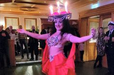 Bauchtänzerin Julia Bellydancer zieht die Blicke auf sich.