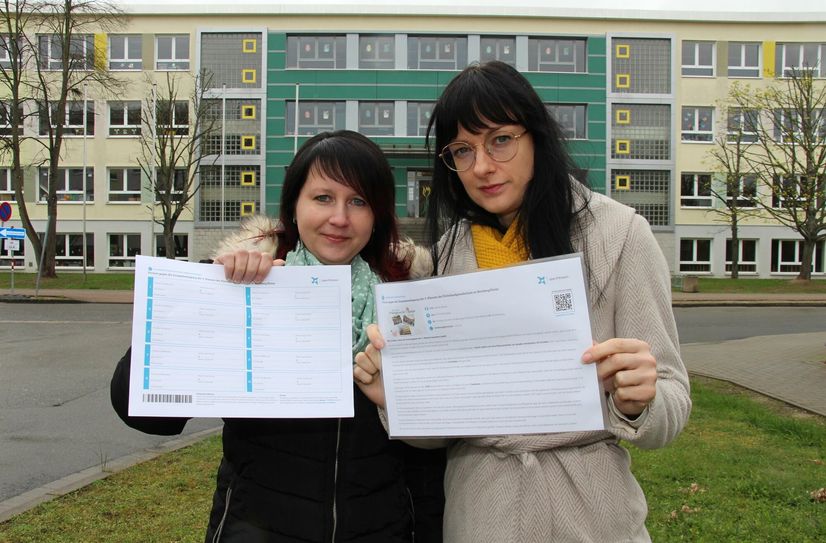 Die Elternsprecher der 3b und 3a, Lysann Lange (li.) und Mandy Berger, weisen auf die Petition gegen eine Zusammenlegung der 3. Klassen hin.