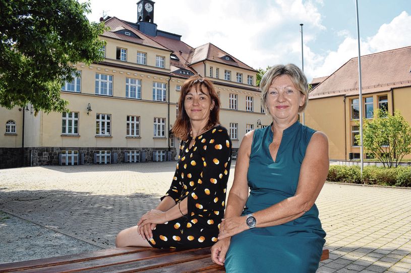 Schulleiterin Bettina Göpfert (vorn) sowie die Lehrerin und Organisatorin des Schulfestes, Heike Laske, freuen sich auf zahlreiche Besucher zur Festwoche an der Oberschule.
