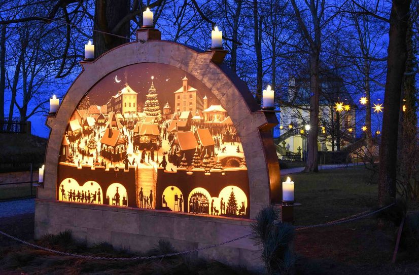 Der handgefertigte Riesen-Schwibbogen trägt den Weihnachtsmarkt der Festung Königstein als Motiv.