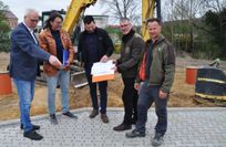 Tilo Kalisch und Thomas Ott vom Erschließungsträger TOK Projekt Bau GmbH Leipzig, Christoph Enger vom Großenhainer Bauamt, Kai Czyszke, der Baubürgermeister der Großen Kreisstadt und Bauunternehmer Riccardo Vogel aus Meißen (v.l.) am neuen Baustandortes Scheunenstrasse. Foto: Müller