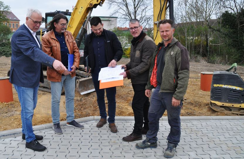 Tilo Kalisch und Thomas Ott vom Erschließungsträger TOK Projekt Bau GmbH Leipzig, Christoph Enger vom Großenhainer Bauamt, Kai Czyszke, der Baubürgermeister der Großen Kreisstadt und Bauunternehmer Riccardo Vogel aus Meißen (v.l.) am neuen Baustandortes Scheunenstrasse. Foto: Müller