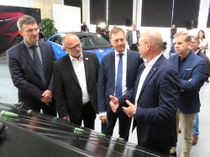 Jörg Burzer, Mitglied des Vorstands der Mercedes-Benz Group AG (2.v.r.), zeigt dem Sächsischen Ministerpräsidenten Michael Kretschmer den neuen Batterietyp im Beisein von Oberbürgermeister Roland Dantz (2.v.l.), dem Ersten Beigeordneten des Landkreises Bautzen, Jörg Szewczyk (l.). und Sascha Kleinert, CEO Accumotive GmbH & Co. KG (r.).
