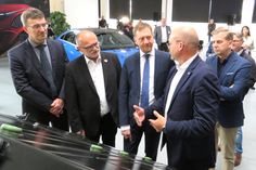 Jörg Burzer, Mitglied des Vorstands der Mercedes-Benz Group AG (2.v.r.), zeigt dem Sächsischen Ministerpräsidenten Michael Kretschmer den neuen Batterietyp im Beisein von Oberbürgermeister Roland Dantz (2.v.l.), dem Ersten Beigeordneten des Landkreises Bautzen, Jörg Szewczyk (l.). und Sascha Kleinert, CEO Accumotive GmbH & Co. KG (r.).