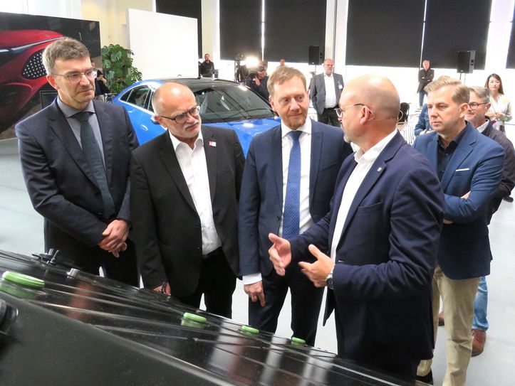 Jörg Burzer, Mitglied des Vorstands der Mercedes-Benz Group AG (2.v.r.), zeigt dem Sächsischen Ministerpräsidenten Michael Kretschmer den neuen Batterietyp im Beisein von Oberbürgermeister Roland Dantz (2.v.l.), dem Ersten Beigeordneten des Landkreises Bautzen, Jörg Szewczyk (l.). und Sascha Kleinert, CEO Accumotive GmbH & Co. KG (r.).