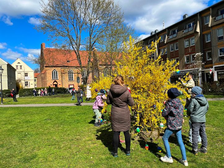 Kinder des Hortes Pünktchen und Anton der Erich Kästner Grundschule haben 500 Ostereier kreativ gestaltet und damit die Büsche und Sträucher rund um den Platz an der Sonnenuhr geschmückt. Initiert hatte die Frühlingsaktion das Citymanagement Cottbus.