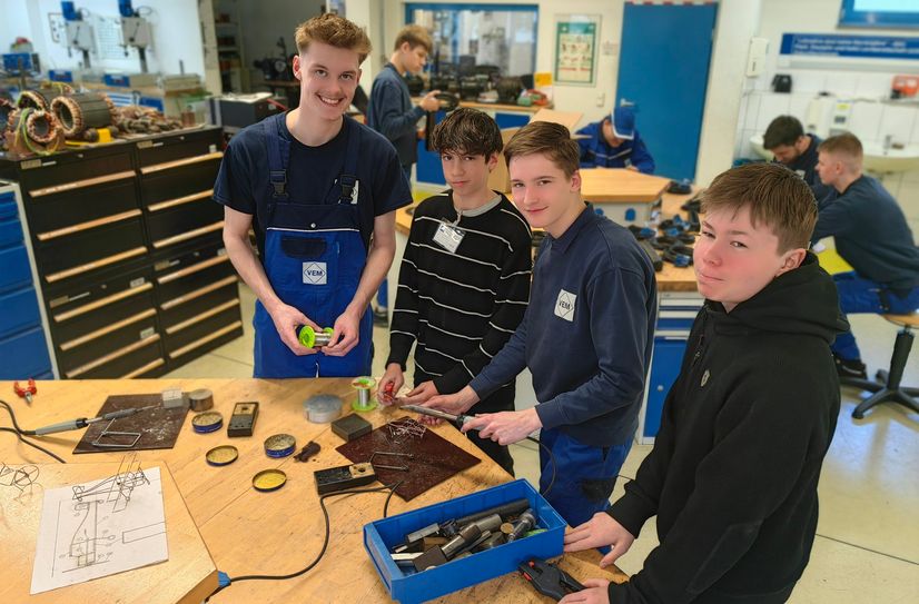 Felix und Jonas sind im ersten Lehrjahr und von den Schülern Fredrik und Luca auf den ersten Blick nur durch ihre Sachsenwerker-Latzhose zu unterscheiden.