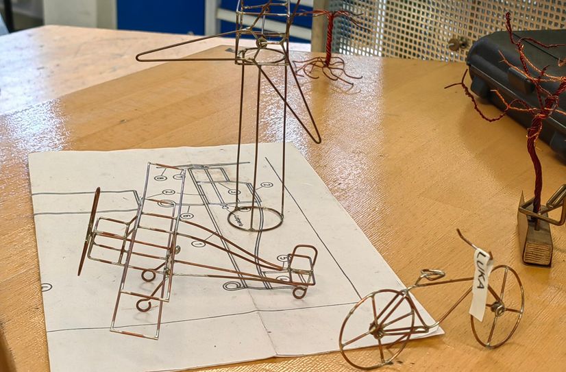 Auch solche kleinen Modelle nach Zeichnung zu bauen, gehört dazu.