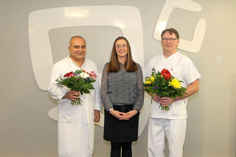 LSK-Geschäftsführerin Juliane Kirfe mit Dr. med Aiman Bachouri (l.), der das Klinikum verlässt, und dem neuen Chefarzt MUDr. Radovan Korkos (r.).