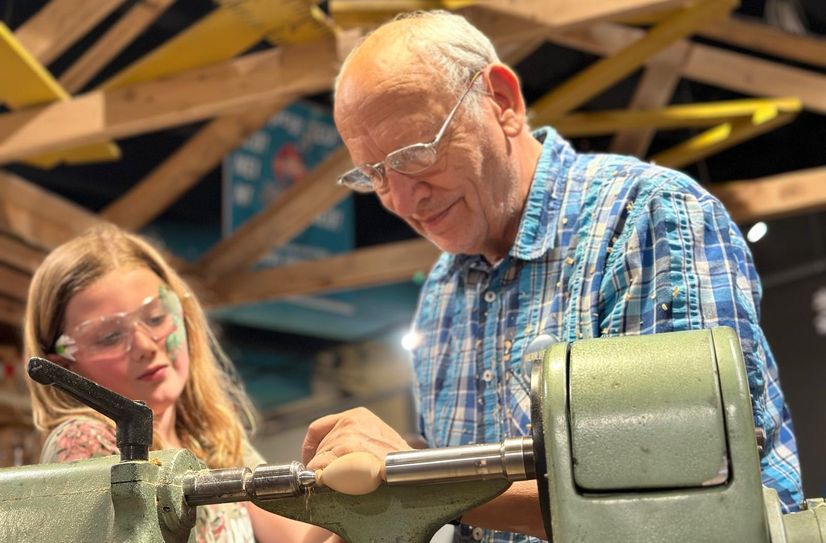 Bei Oskars Handwerksmesse können Gäste, egal ob jung oder alt, ihr handwerkliches Geschick beweisen.