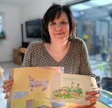 Ilona Thieme mit den Vorlagen für das Wandbild.