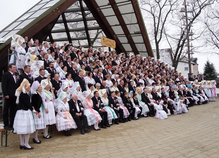 Bei der 130. Fastnacht im vergangenen Jahr in Burg haben Jung und Alt gemeinsam den Winter ausgetrieben; rund 140 Paare sind auf dem Gruppenfoto an der Festbühne zu sehen. In diesem Jahr feiern Jugend und verheiratete Paare die Fastnacht wieder getrennt.