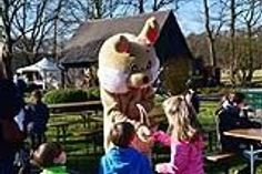 Neben dem Osterhasen wartet auch das beliebte BUGA-Maskottchen, der Otti, auf seine Gäste.