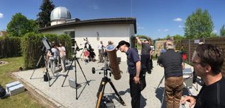 Beim Tag der Offenen Tür an der Radeberger Volkssternwarte erfahren interessierte Besucher Wissenswertes aus der Welt der Astronomie.
