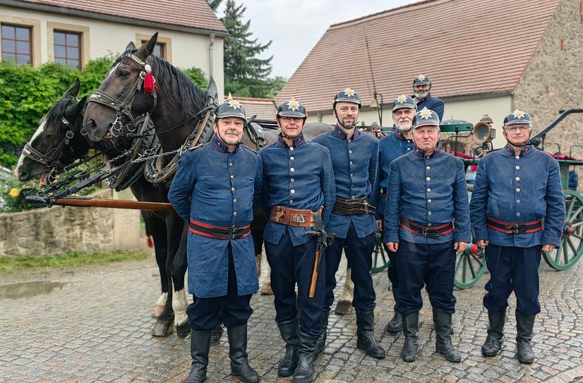 Die Historiengruppe mit dem ersten Moritzburger "Löschwagen".