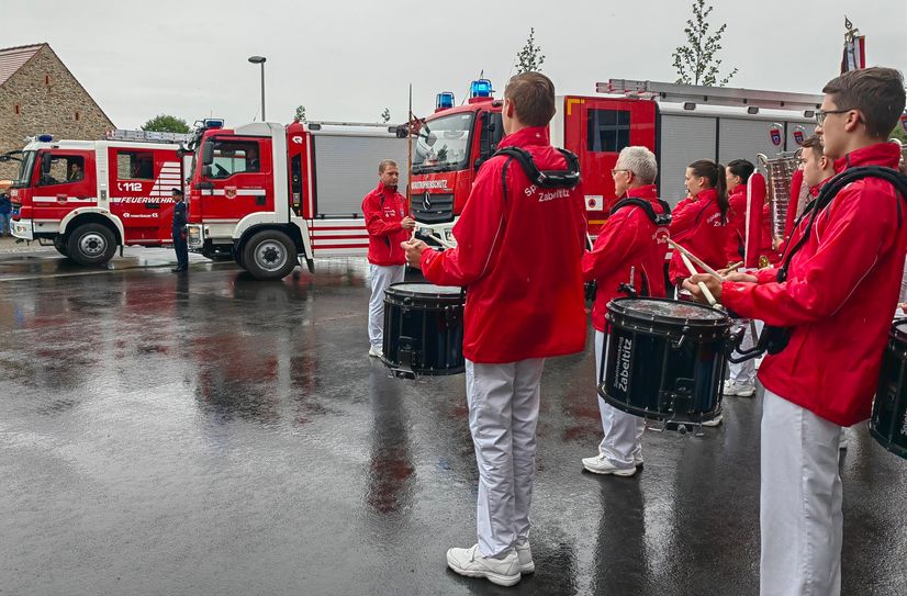 Die Zabeltitzer Spielleute, vor kurzem erst Vize-Landesmeister geworden, eröffneten die Feierstunde.