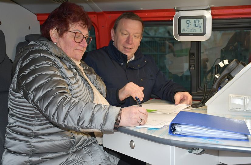 Grund zur Freude hatten Landrat Christian Jaschinski (r.) und Hannelore Brendel (l.), Erste Beigeordnete der Verbandsgemeinde Liebenwerda, die am Arbeitsplatz mit Schreibtisch im neuen Kommandowagen gleich die Unterzeichnung der Nutzungsvereinbarung zwischen Landkreis und Verbandsgemeinde unter Dach und Fach brachten.