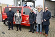 Nahmen vor dem neuen Kommandowagen für das Übergabefoto Aufstellung (v.l.n.r.): Martin Neumann ( Sachgebietsleiter Brandschutz bei der Verbandsgemeinde Liebenwerda), Hannelore Brendel (Erste Beigeordnete der Verbandsgemeinde Liebenwerda), Mathias Bauer (Wehrführer der Verbandsgemeinde Liebenwerda), Marco Hanke (Ordnungsamtsleiter LKEE) und Landrat Christian Jaschinski.