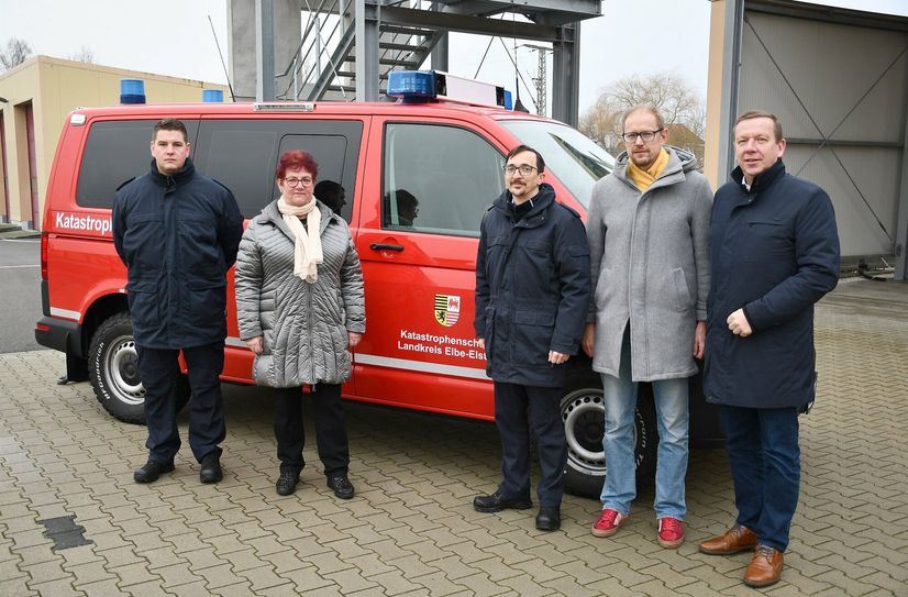 Nahmen vor dem neuen Kommandowagen für das Übergabefoto Aufstellung (v.l.n.r.): Martin Neumann ( Sachgebietsleiter Brandschutz bei der Verbandsgemeinde Liebenwerda), Hannelore Brendel (Erste Beigeordnete der Verbandsgemeinde Liebenwerda), Mathias Bauer (Wehrführer der Verbandsgemeinde Liebenwerda), Marco Hanke (Ordnungsamtsleiter LKEE) und Landrat Christian Jaschinski.