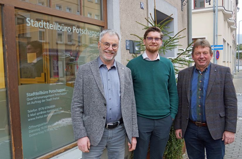Oberbürgermeister Uwe Rumberg (li.) und SKE-Geschäftsführer Matthias Preiß (re.) mit dem neuen Quartiersmanager Clemens Kießling.