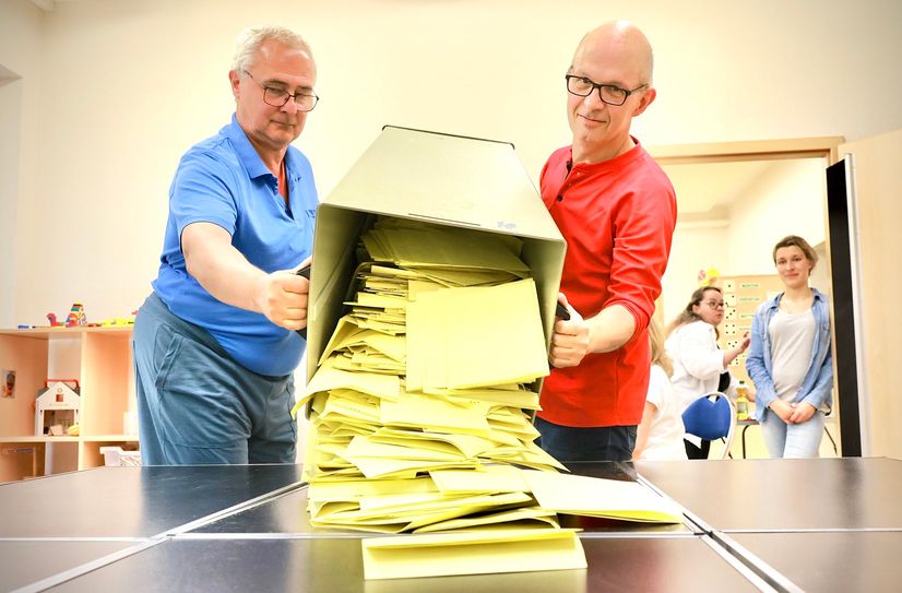 Auszählen der Stimmen in einem Pirnaer Wahlbezirk.