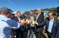 Fassbieranstich während des Kreis-Erntefestes.