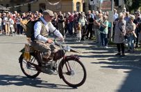 Der „Erntedieb“ fuhr auf einem original restaurierten Moped SR 1 aus dem Jahr 1956 vor.