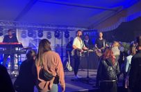 Band Staff spielt im Festzelt.