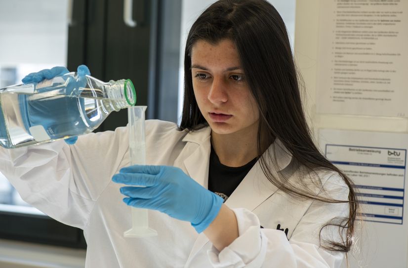 Teilnehmerin am Exzellenz-MINT Camp Biologie bei der Laborarbeit an der BTU.
