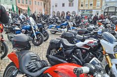 Moderne Maschinen und alte Schätzchen - alles, was zwei Räder hat, versammelt sich zum Start in die neue Motorradsaison auf dem Senftenberger Markt.