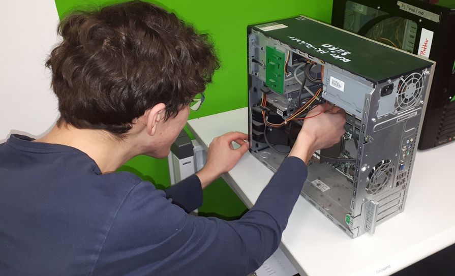 In der »Offenen Werkstatt« Spremberg werden alte Rechner wieder fit gemacht, um sie bedürftigen Schüler*innen in Zeiten von Homeschooling zur Verfügung stellen zu können. Foto: ASG