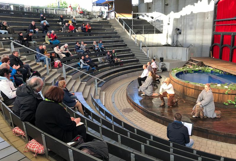 Die Schauspieler wurden gleich zum Beginn des Stückes mit Beifall begrüßt. Pandemiegerecht saßen die Zuschauer auf Abstand in der Sommerspielstätte der neuen Bühne Senftenberg. Foto: Peter Aswendt