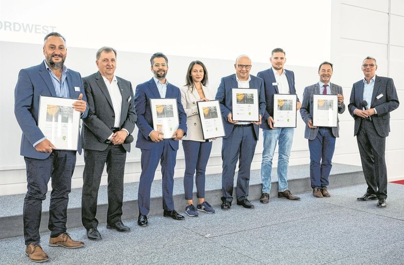 Pierre Schlüper (Kerschgens Werkstoffe &amp; Mehr Gmbh), Jörg Simon (Diego Sabatino/Marcegaglia Deutschland GmbH), Cristina Bodini (Duferco Travi e Profilati S.p.A.), Hans-Jörg Frick (Friedrich Kicherer GmbH &amp; Co. KG), Lucas Schröber (Feralpi Stahlhandel GmbH), Nikolaus Binder (J.N. Kreiller KG) und Andreas Schneider Stahlmarkt Consult) bei der Verleihung des Nachhaltigkeitspreises.