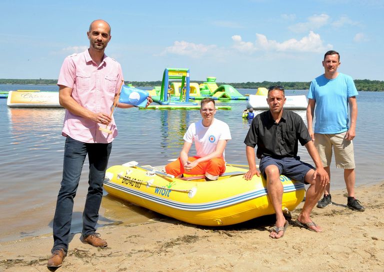 Der Sommer kann kommen (v.l.): Martin Wolf (Leiter Infrastruktur des LSB), Nico Wildemann (DRK-Wasserwacht), Michael Kiraly (Betreiber Wassersportpark) und André Biele (Strandkorb GbR) geben den Start frei für die Badesaison am Senftenberger See. Foto: P. Aswendt